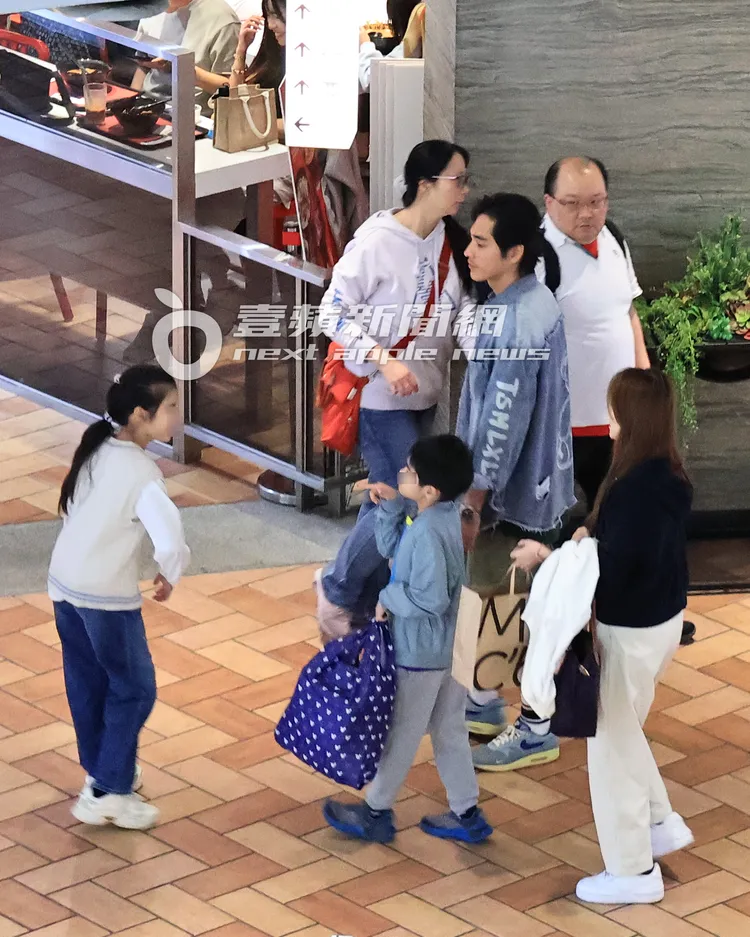 一家四口走至地下1樓繼續逛街。特勤中心攝