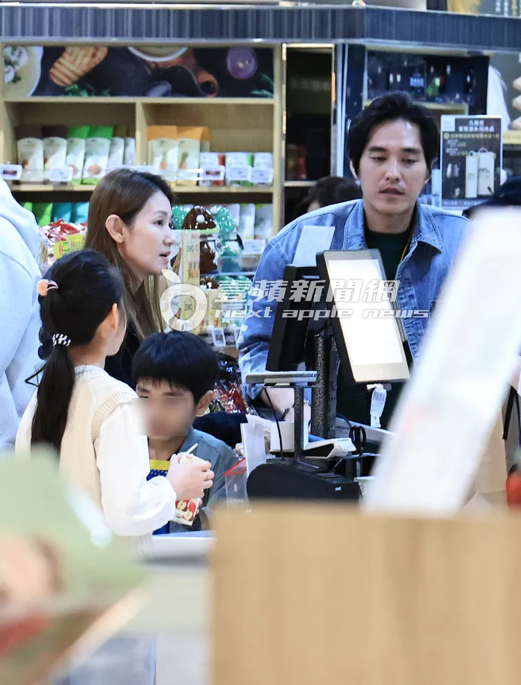 小朋友們手上拿著剛買的蘋果汁直接插吸管喝了起來。特勤中心攝