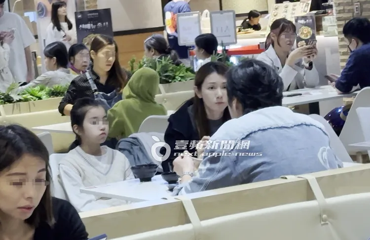 藍正龍（右）坐在面對周幼婷的位子，女兒乖巧坐在媽媽身邊。特勤中心攝