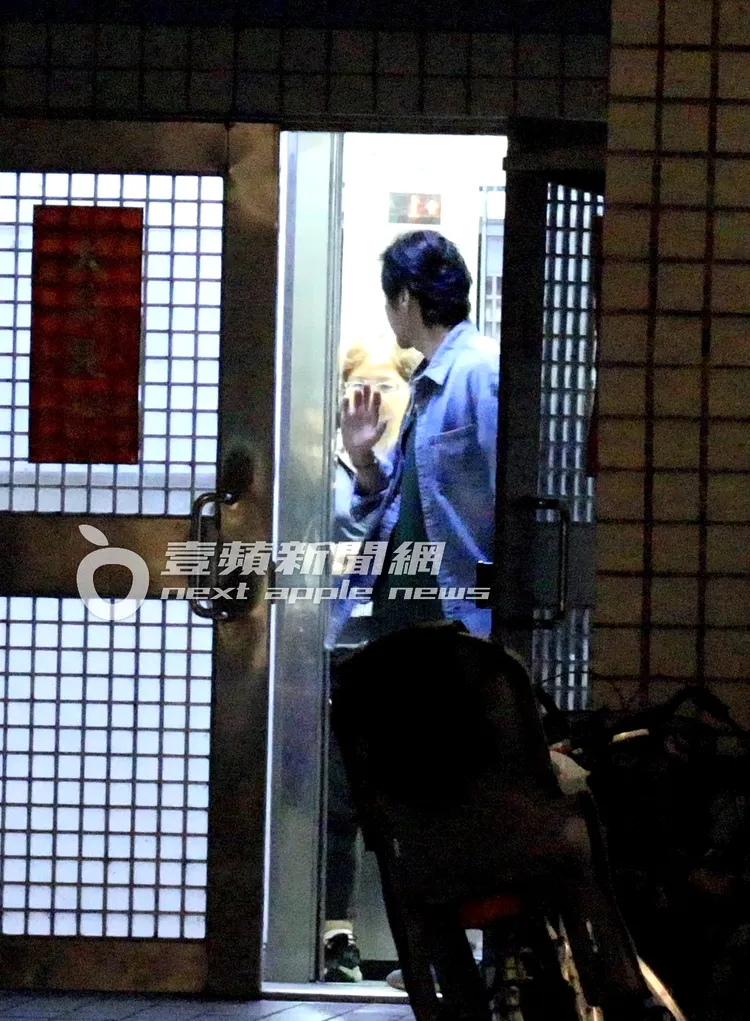 看著周幼婷及兒女走進電梯，藍正龍才放心揮手道別，目送他們上樓離開。特勤中心攝