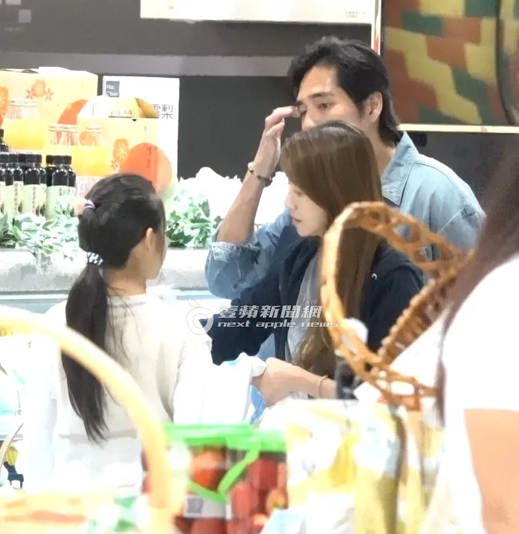藍正龍（上）問女兒還有要買什麼嗎？十足好爸爸。特勤中心攝