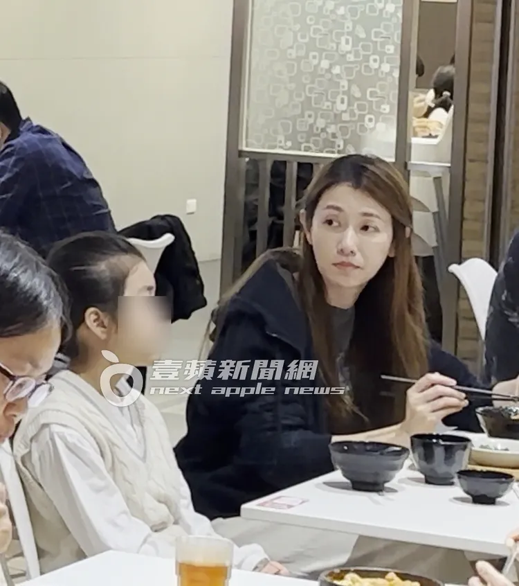 一身黑色系打扮的周幼婷，膚況好保養得宜。特勤中心攝