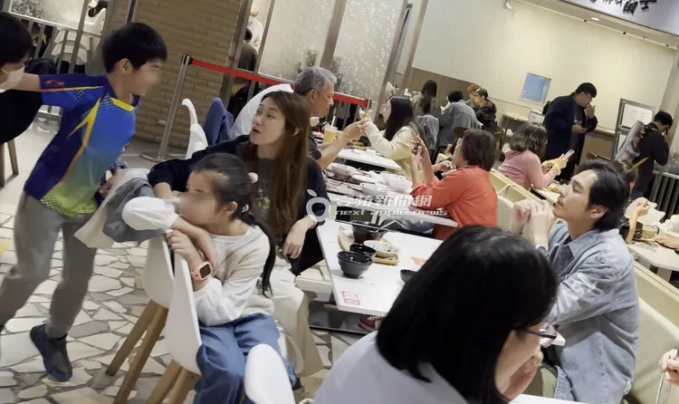 兒子（左）當晚在隔壁桌和同學及家長們同桌用餐。特勤中心攝