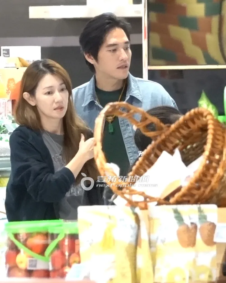 藍正龍及周幼婷來到地下1樓的超市「Mia C'bon 台北美麗華店」，採買日常生活用品。特勤中心攝
