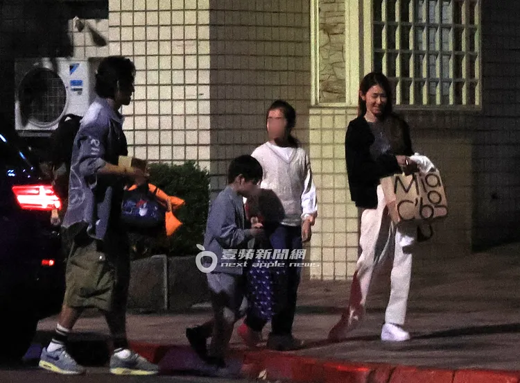 藍正龍先是開啟後車廂幫小朋友拿背包，之後再扛了一箱飲料。特勤中心攝