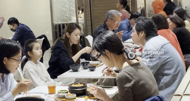 藍正龍（右）與周幼婷一家在地下美食街共進晚餐。特勤中心攝
