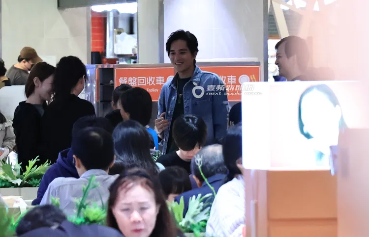 餐畢，藍正龍、周幼婷與友人起身聊天，看起來心情不錯。特勤中心攝