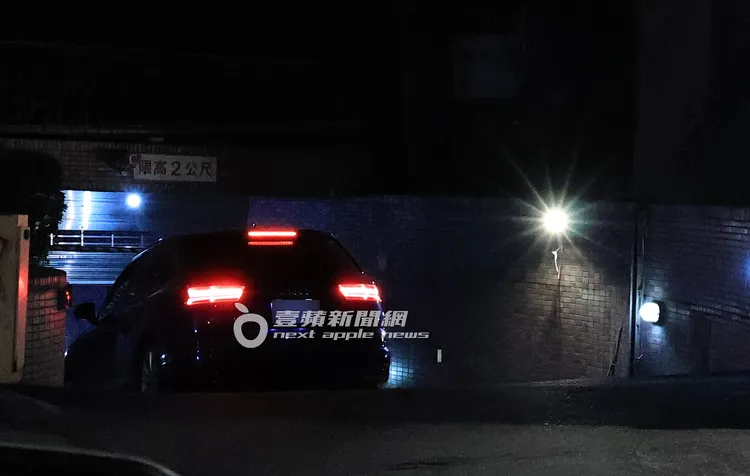 最後，藍正龍獨自開車返回永和住處。特勤中心攝