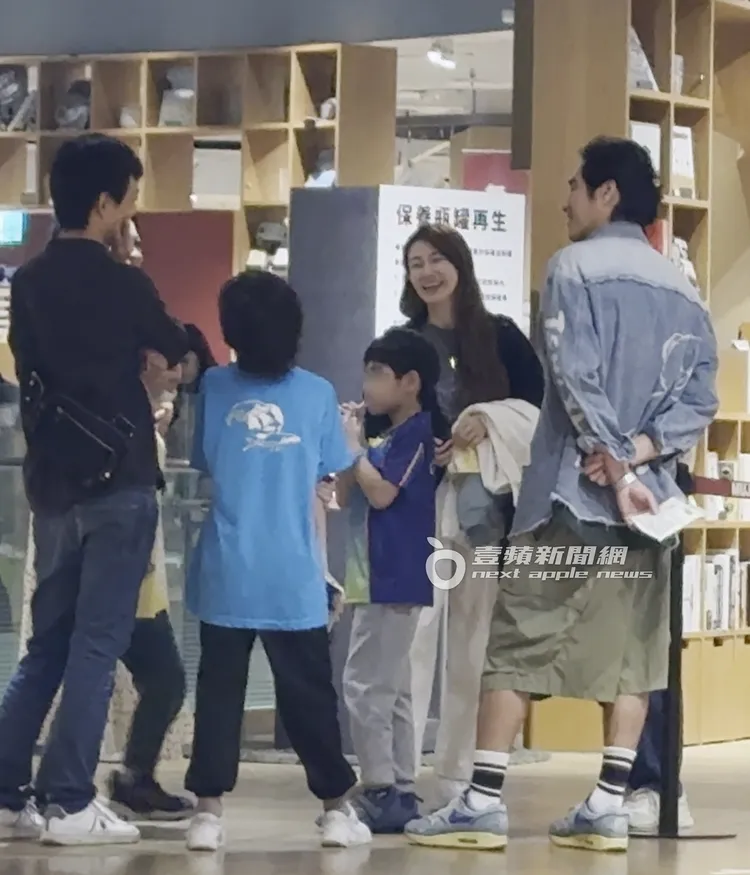 結帳完，藍正龍（右）與周幼婷、小孩會合後，在無印良品門口與同學一家互相道別。特勤中心攝