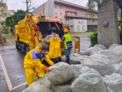 康芮過境!樹葉、垃圾滿地 桃園環保局全體總動員盼速恢復市容