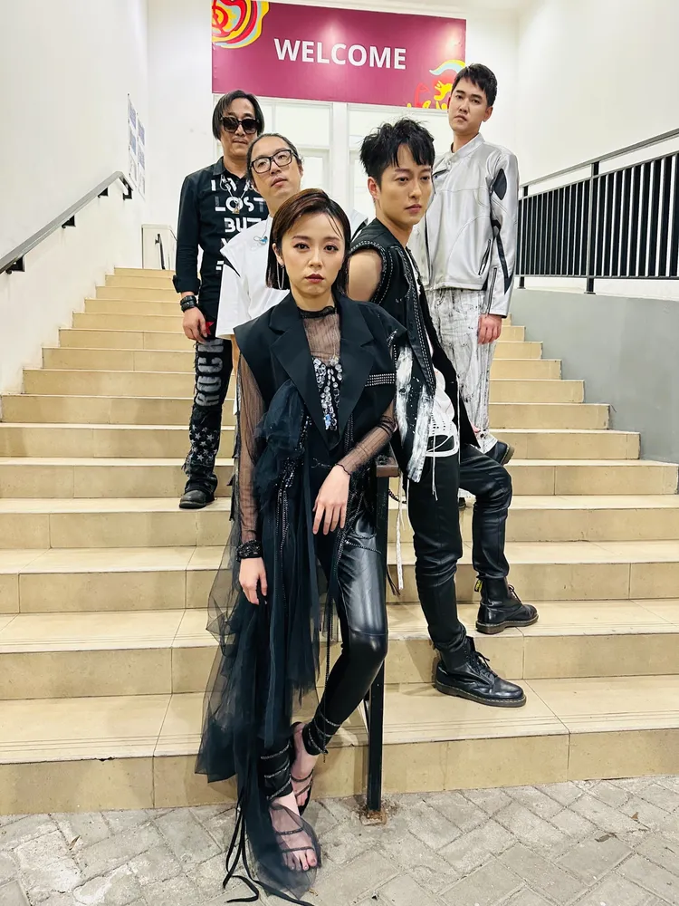 霸氣樂團一身勁裝準備登台演出。民視提供