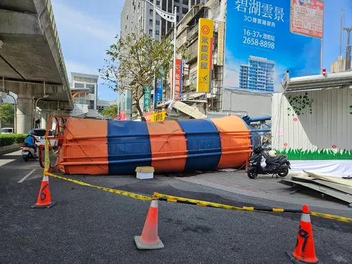 內湖絕命終結站上演！工地水泥塔突倒塌　壓傷路過騎士害骨折