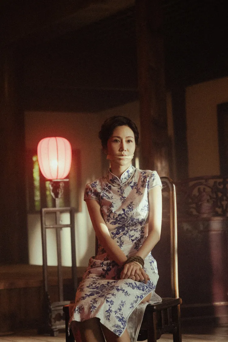 曾莞婷復古扮相美翻。圖／少年家有限公司提供