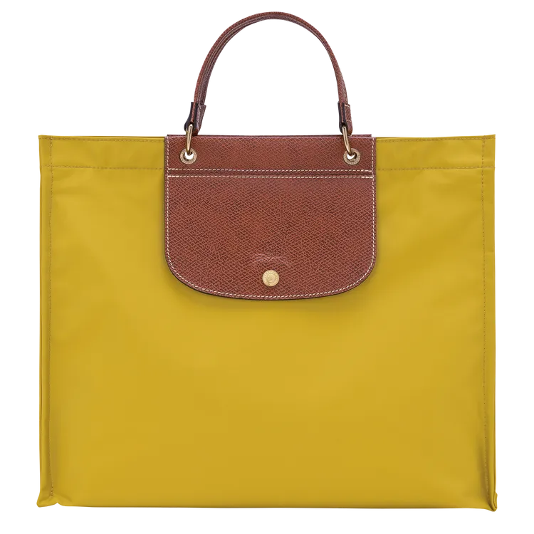 CABAS系列肩揹包，2萬4900元。品牌提供