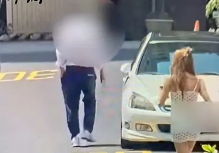 身為管委會主委的薔薔父親，趕往地下室現場排解住戶糾紛，薔薔跟隨在後。翻攝畫面