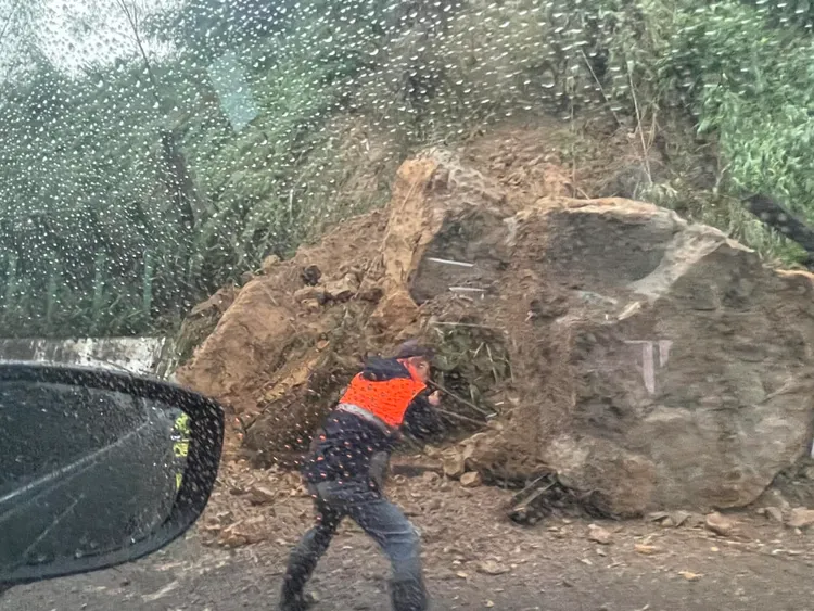 汐止汐萬路轉康寜街土石崩塌，現場險象環生。翻攝汐止集團