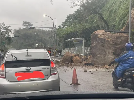 汐止雨連下4週 汐萬路轉康寜街巨石砸落!通勤族嚇傻