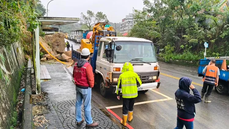 立委廖先翔表示，機具已到巨石崩塌現場，預計今天完成清運。