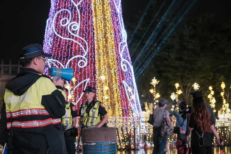 每年新北耶誕城都有小朋友玩得忘我，而與家人走散，警方呼籲家長需多留意。翻攝畫面