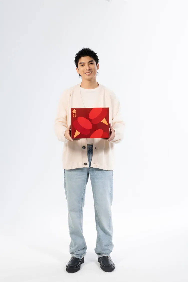 「王品嚴選」攜手「1919食物銀行」並邀請知名演員林哲熹擔任「王品嚴選」公益大使，即日起到12/26，展開公益年菜認購計畫，期待全民一同響應。業者提供