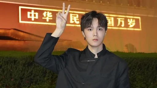 台女在天安門比YA「遮3字關3天」 原來借位拍中華民國萬歲
