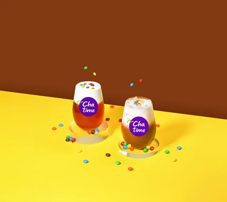 M&M’S首次攜手日出茶太推出聯名飲品「M&M’S紅茶奶蓋」和「M&M’S可可拿鐵」。業者提供