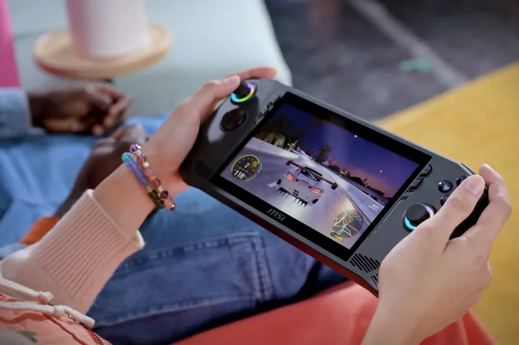 MSI Claw電競掌機輕巧便攜同時具備運行3A大作的效能。微星提供