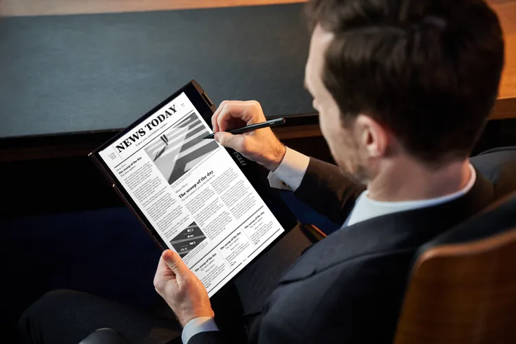 Summit E13 AI Evo可360度翻轉設計能隨時搭配各種情境使用。微星提供