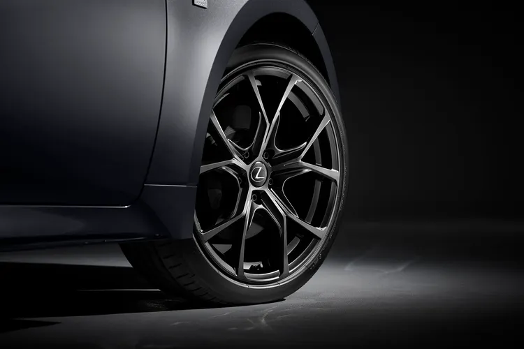 19吋專屬BBS黑化五幅式雙肋鍛造鋁圈，兼具輕量化與高剛性優點。業者提供