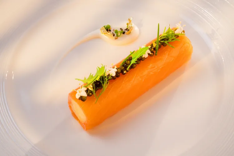 台北萬豪酒店INGE’S Bar＆Grill「四手聯彈 星空饗宴」， Florece Dalia主廚的「北歐煙燻鮭魚捲、蟹肉」。業者提供