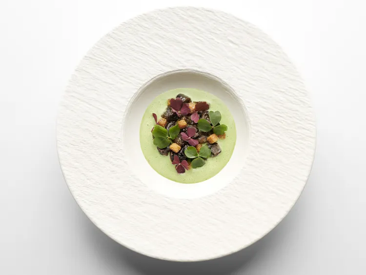 台北萬豪酒店INGE’S Bar＆Grill「四手聯彈 星空饗宴」，Guillaume Goupil主廚的「田螺、馬鈴薯、大蒜、巴西里醬汁」。業者提供