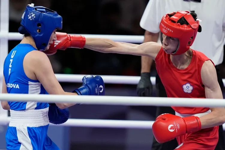 林郁婷（右）性別爭議再起。美聯社