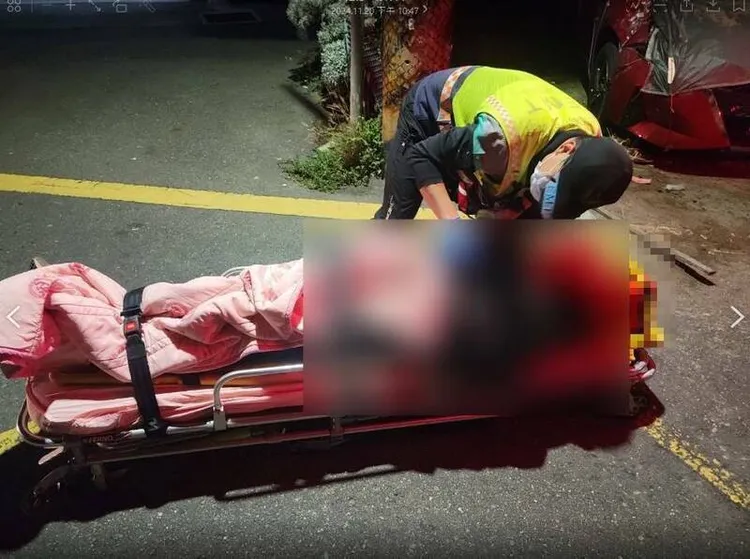 梁姓老翁先被機車撞倒，再被汽車輾過，送醫不治。民眾提供