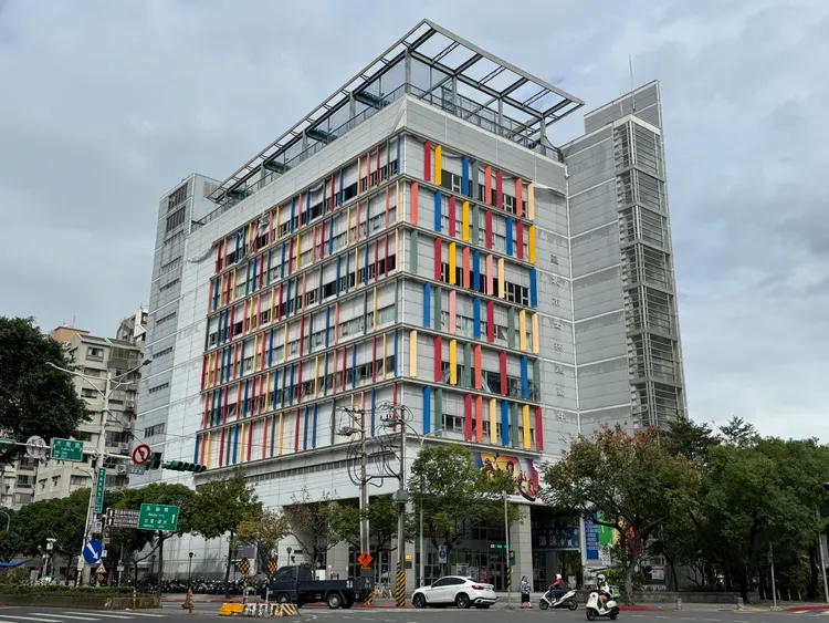 士林運動中心地下停車場遭紅黃牌大型重機長期占用車位。攝影中心