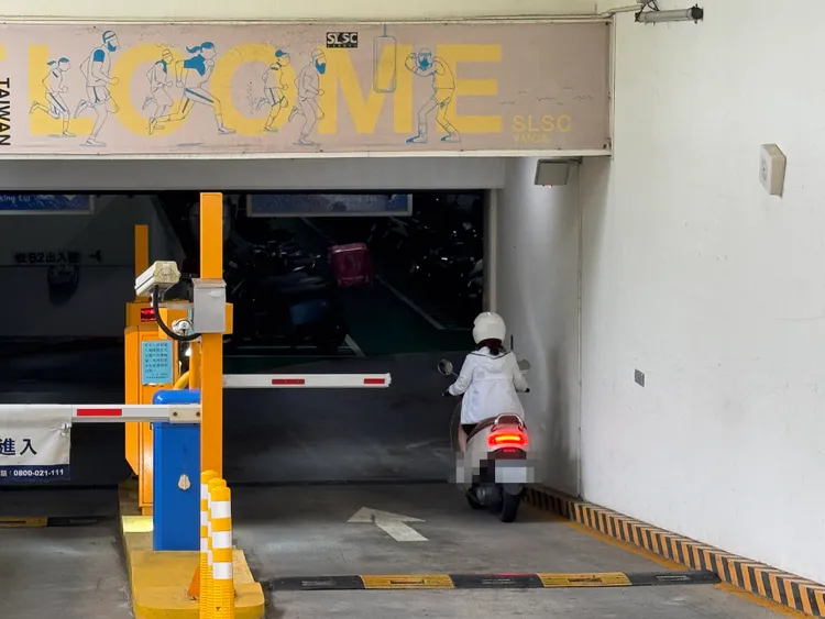 士林運動中心只開放普通重型機車停放，未來將建立收費機制，杜絕長期占用問題。攝影中心