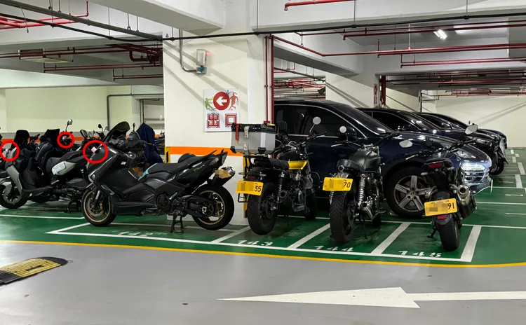 多輛黃牌重機占用好幾個停車位，就像車行的展示間，根本不理會勸導單。讀者提供 