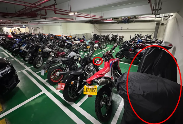 原本只有幾輛大型重機在角落占位，2年來已增多達30幾輛，大喇喇停在顯眼處，無視停車場不接受紅黃牌重機停放的規定。讀者提供 