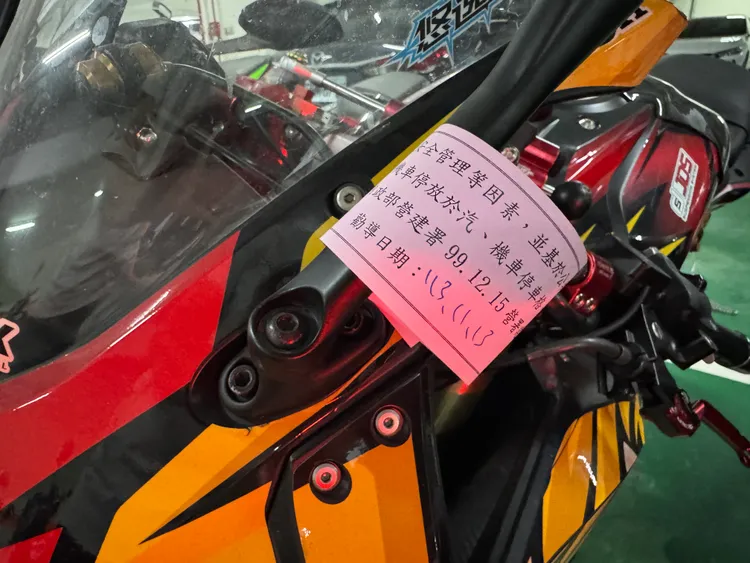 民眾不滿負責管理的運動中心只會貼勸導單，卻無鐵腕要求移車，無視其他民眾權益。讀者提供