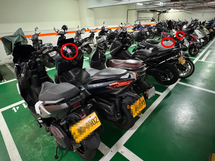 不當占用機車位的紅黃牌重機越來越多。讀者提供 