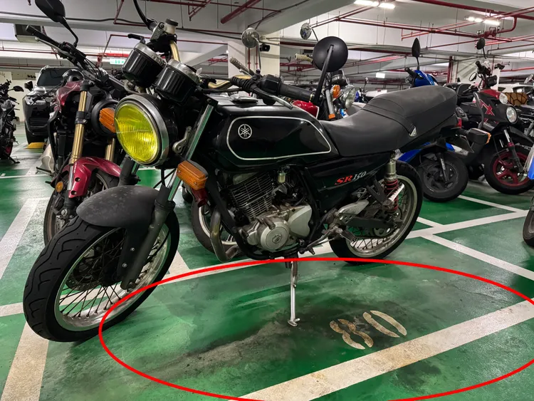 民眾發現久放車輛「漏油流滿地」，恐埋公安隱憂。讀者提供