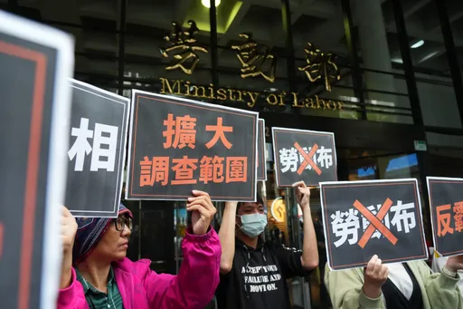 民眾聚集勞動部前抗議!律師:行政調查完全忽視考績法