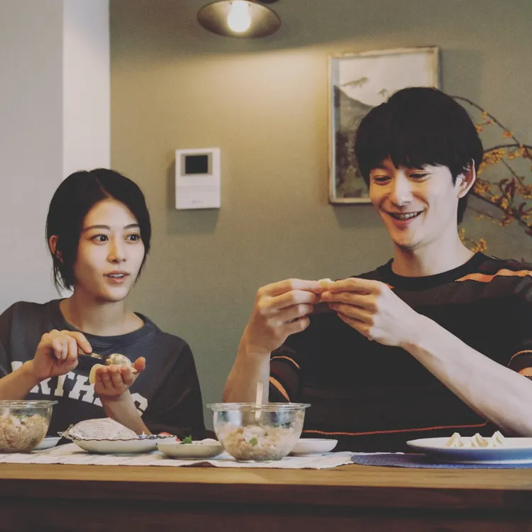 高畑充希（左）和岡田將生因合作劇集《1122 好夫妻》墜入愛河。劇照