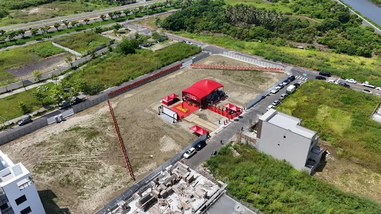 「希望の翼」規劃29.83%超低建蔽率與136.11%高綠覆率，社區臨路退20米，打造500坪微氣候庭園。葉家銘攝