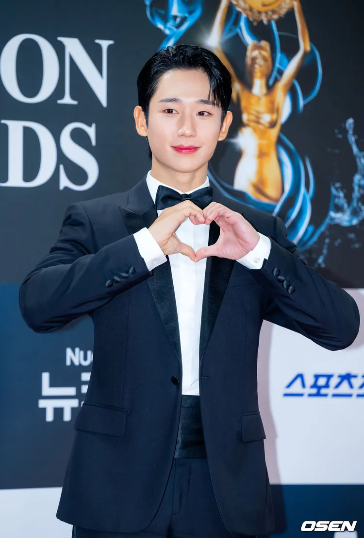 丁海寅放送愛心。翻攝OSEN