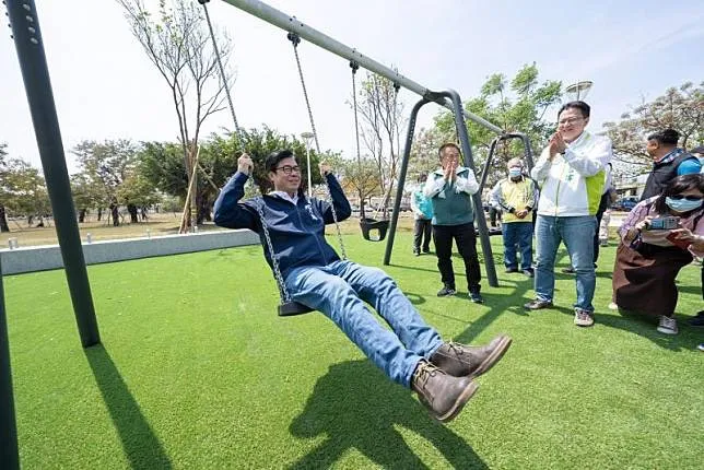高雄市長陳其邁試玩公園遊具。羅廷瑋提供