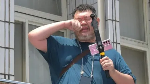 四叉貓在小草堆旁直播被幹譙、搶直播器材　2小草這原因免訴