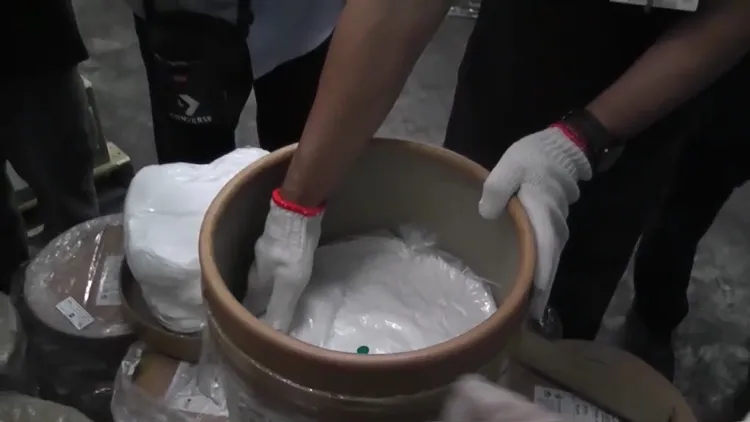 專案小組開櫃查驗，在化學桶之底層發現「依托咪酯」。翻攝畫面