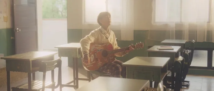 謝和弦MV中使用的木吉他是他們家的傳家寶。圖／馬槽音樂提供