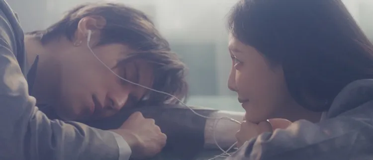 MV由成晞（左）與鄔又曦上演甜蜜校園偶像劇。圖／馬槽音樂提供