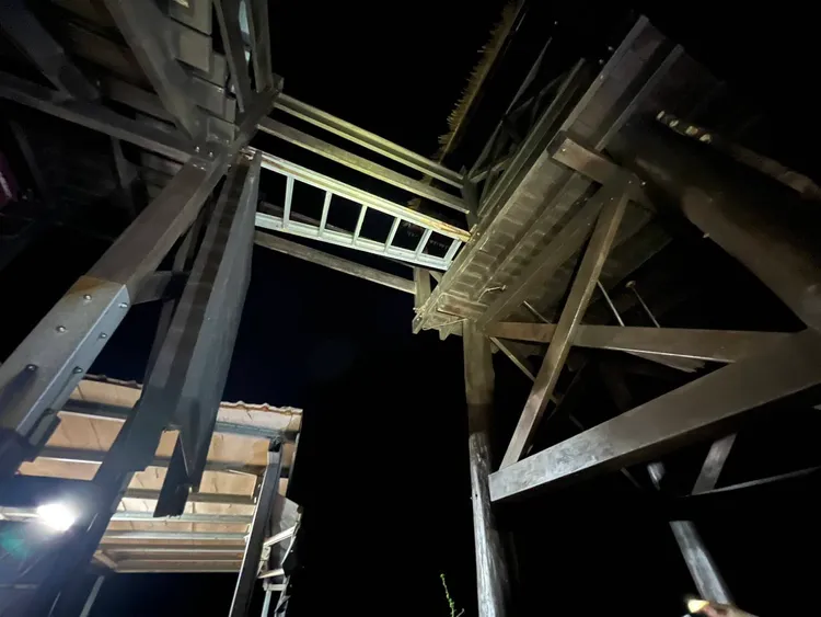 福安吊橋旁景觀平台木板墜落，造成5人踩空墜落，觸目驚心。嘉縣府提供